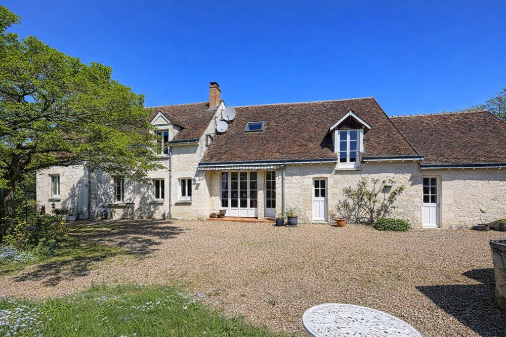 PROPRIETE DE 220 M² SUR 700 M² DE TERRAIN - 4/5 CHAMBRES - PISCINE - JARDIN ARBORE - POUR LES AMOUREUX DE L AUTHENTIQUE